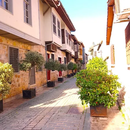 Sweet Garden Flat With Patio Near Hadrian's Gate * 安塔利亚
